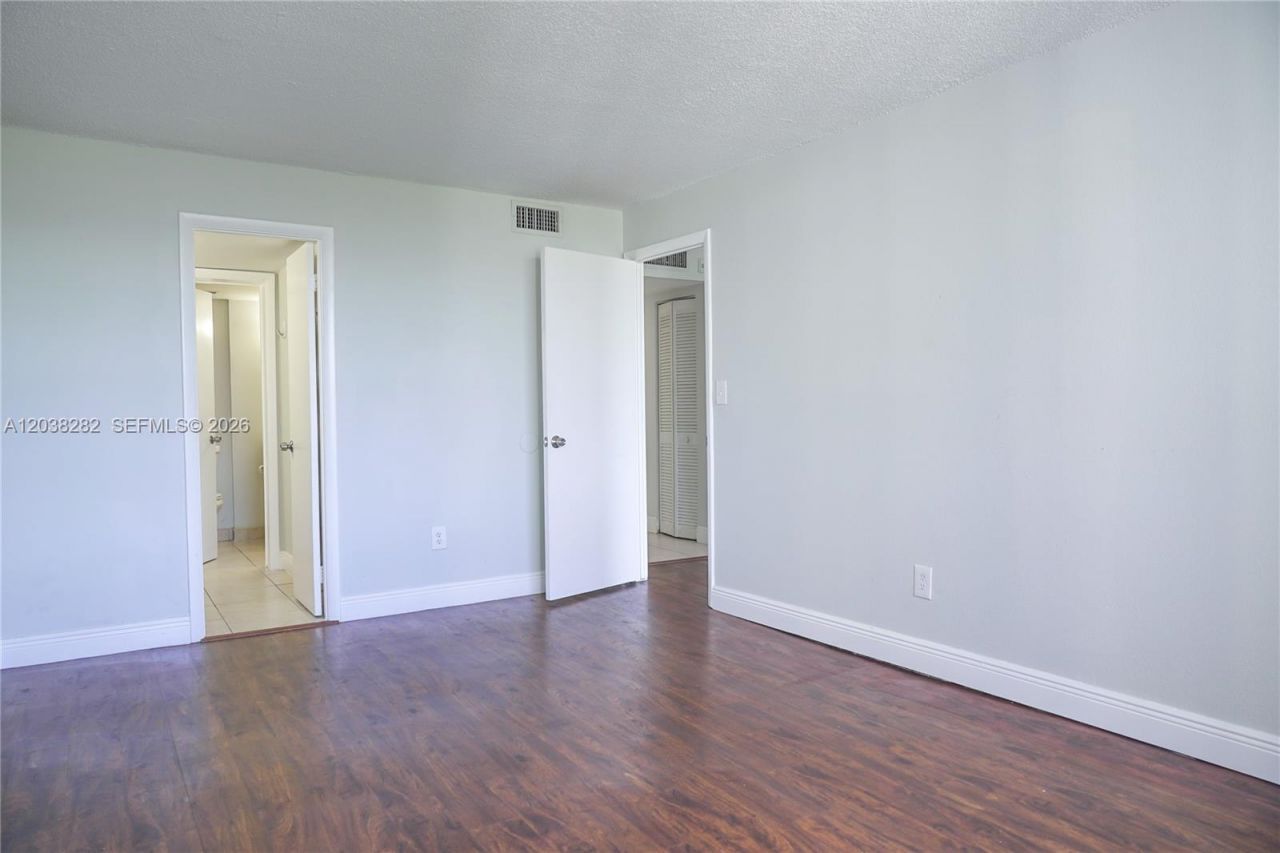 482 NW 165th St Rd, Unit A504, Miami, FL 33169 Photo