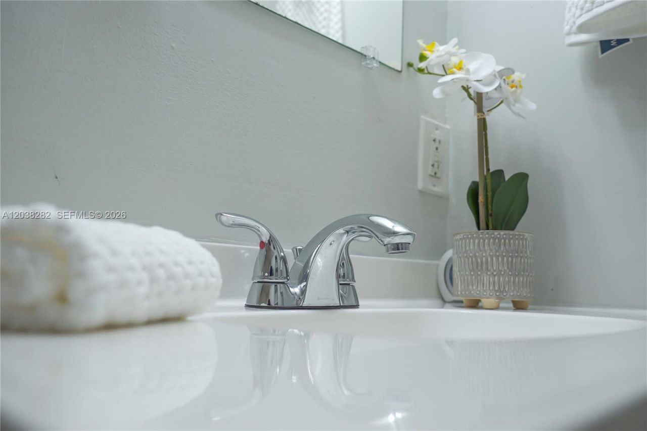 482 NW 165th St Rd, Unit A504, Miami, FL 33169 Photo