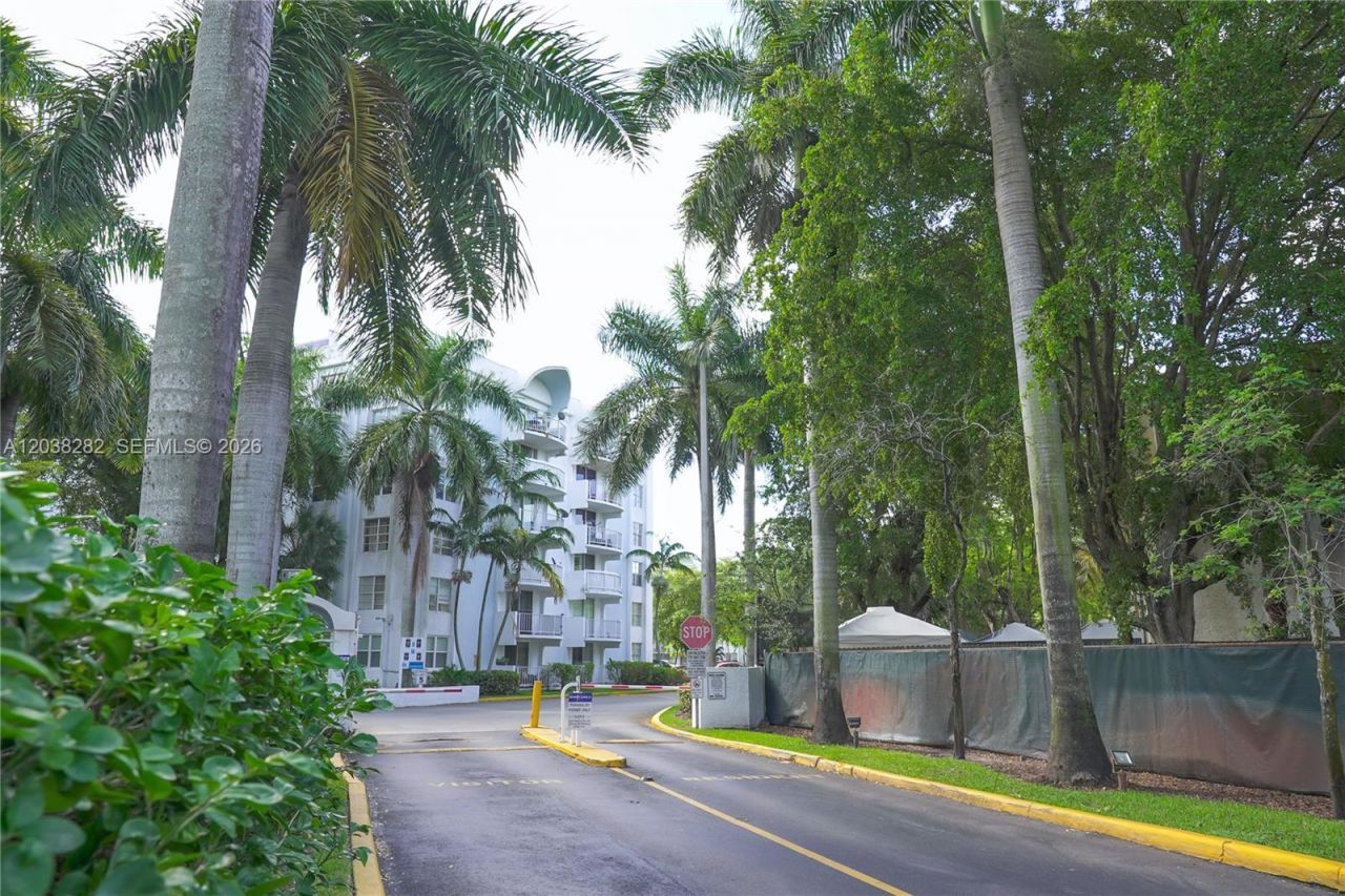 482 NW 165th St Rd, Unit A504, Miami, FL 33169 Photo