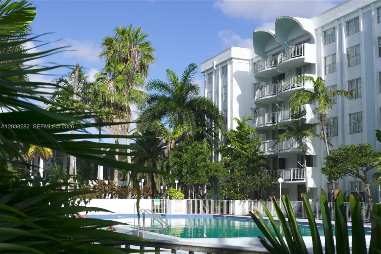 482 NW 165th St Rd, Unit A504, Miami, FL 33169 Photo