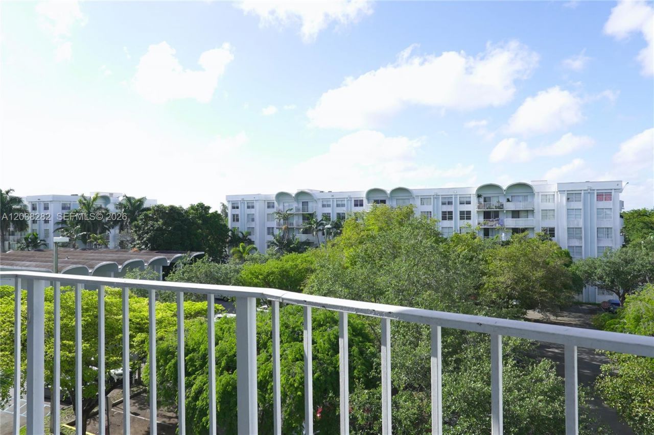 482 NW 165th St Rd, Unit A504, Miami, FL 33169 Photo