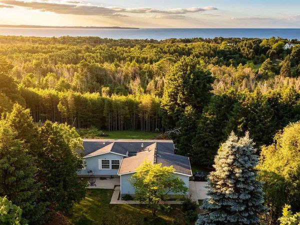 425 Knollcrest, Charlevoix, MI 49720
