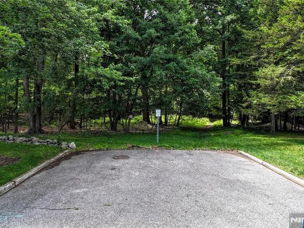 10 Monroe Drive, MAHWAH, NJ 07430