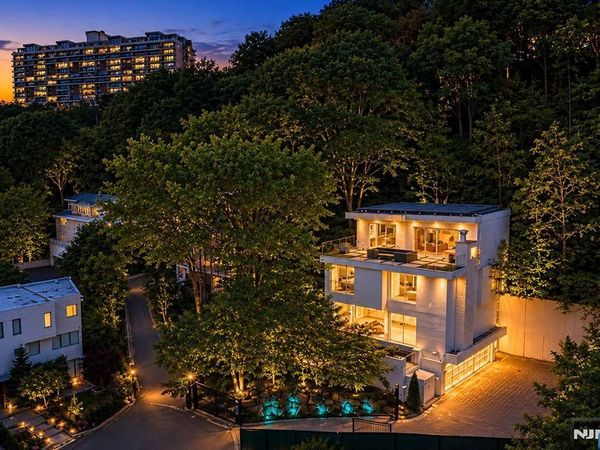 31A Casta Lane, EDGEWATER, NJ 07020