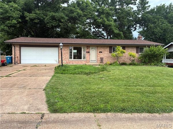 10121 Pinehurst Drive, Overland, MO 63114