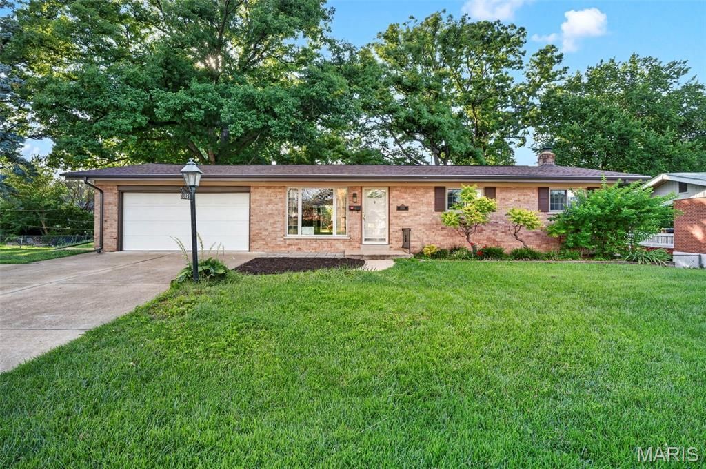 10121 Pinehurst Drive, Saint Louis, MO 63114 Main Photo
