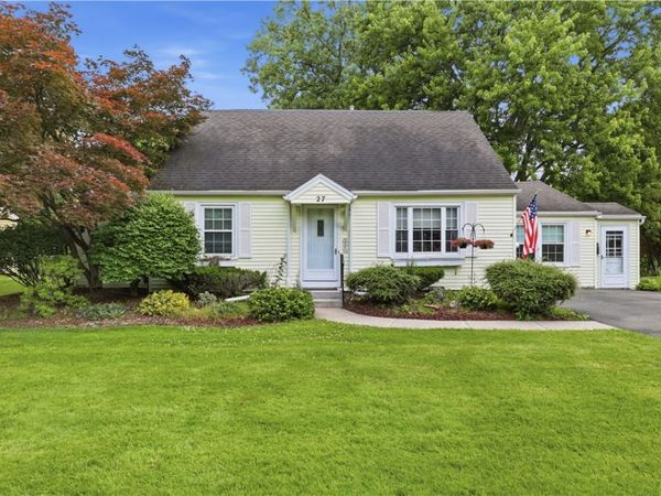 27 Meadow View Dr Lane, Penfield, NY 14526