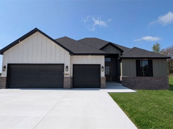 5401 S Pleasant Valley Road, Gentry, AR 72734