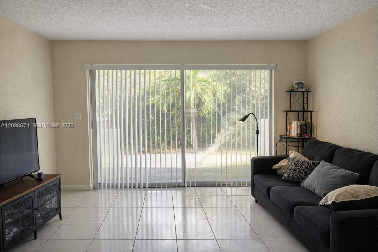 1090 NE 129th St , Unit 205, North Miami, FL 33161 Photo