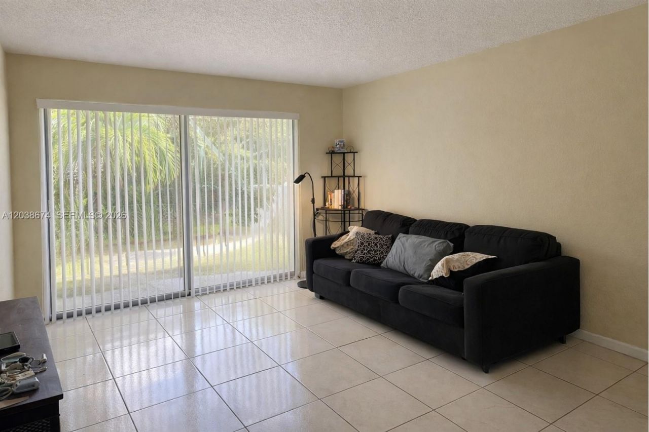 1090 NE 129th St , Unit 205, North Miami, FL 33161 Photo