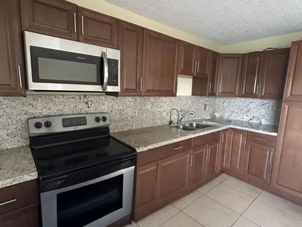 17000 NW 67th Ave , Hialeah, FL 33015