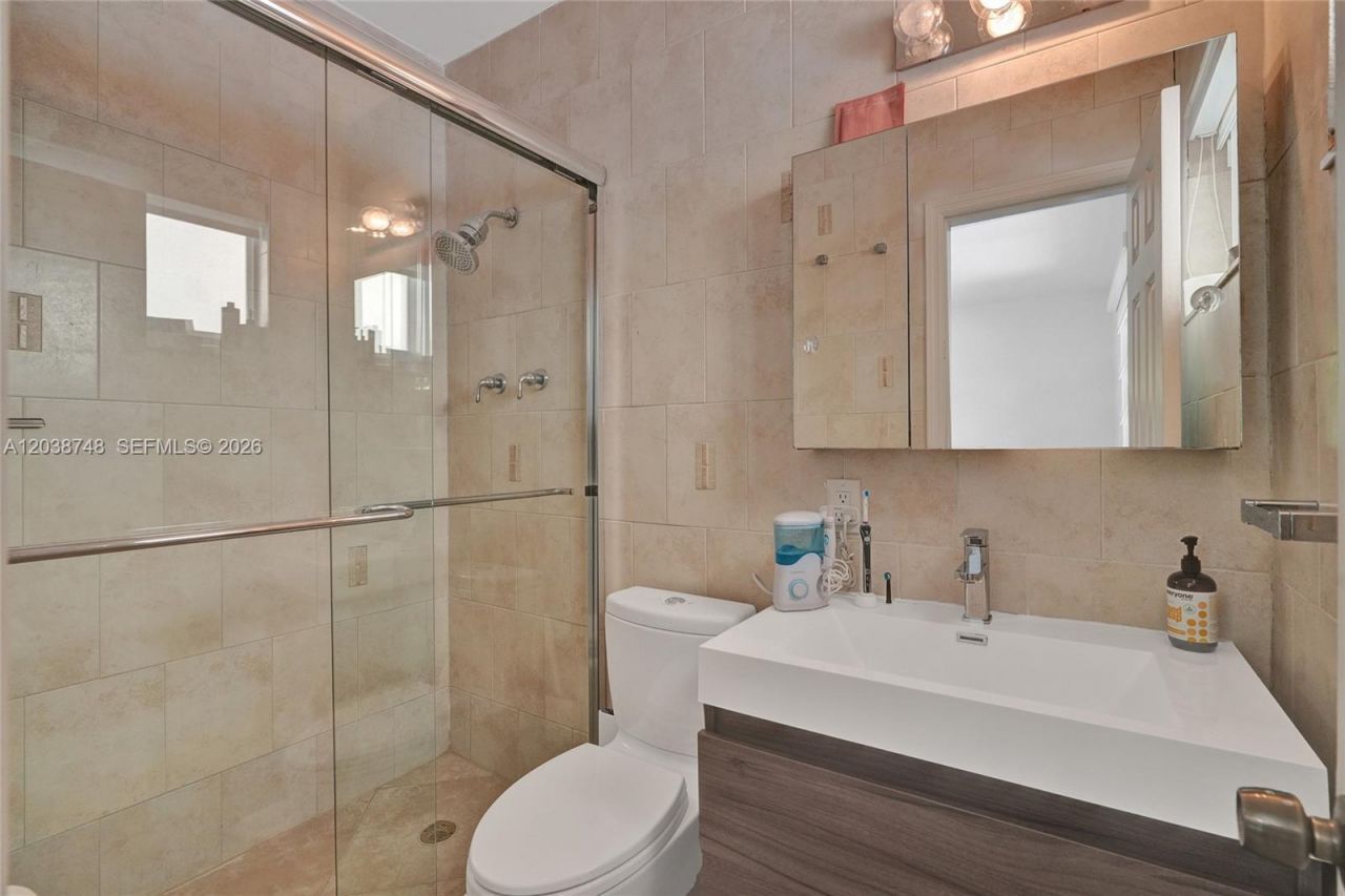 2025 Alamanda Dr, North Miami, FL 33181 Photo