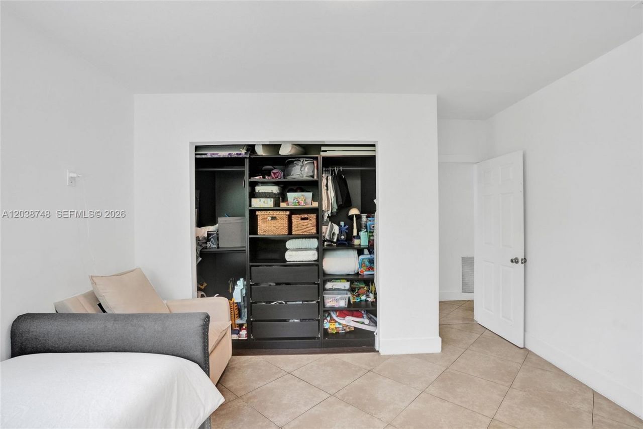2025 Alamanda Dr, North Miami, FL 33181 Photo
