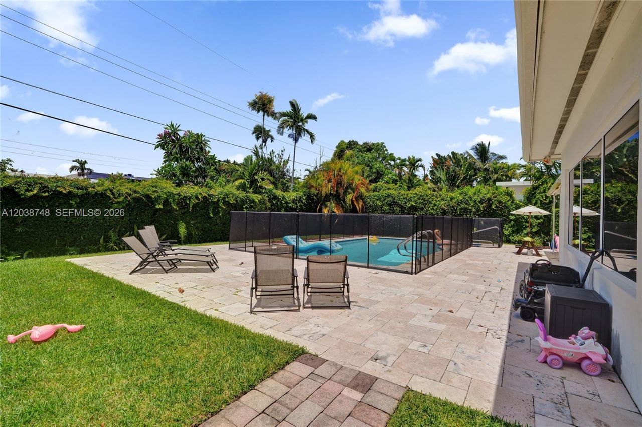 2025 Alamanda Dr, North Miami, FL 33181 Photo