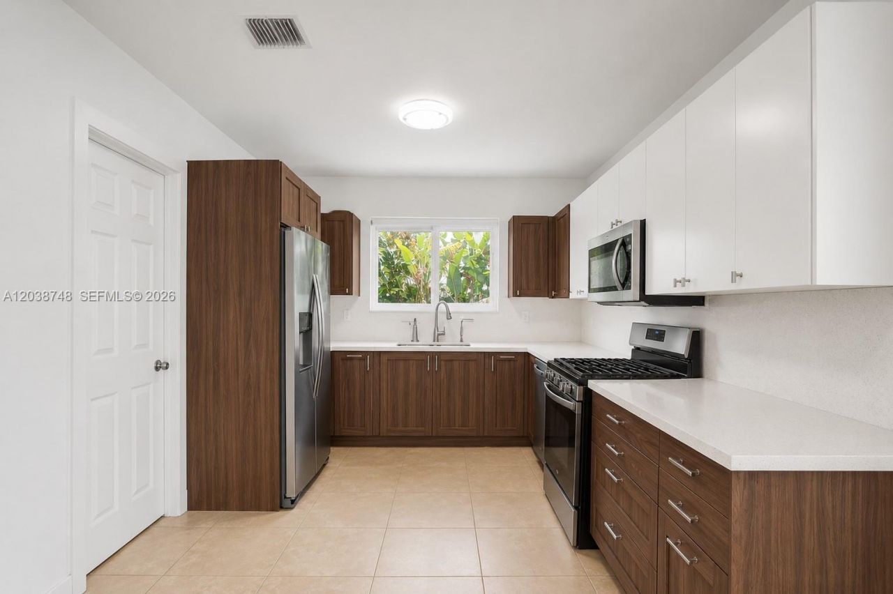 2025 Alamanda Dr, North Miami, FL 33181 Photo