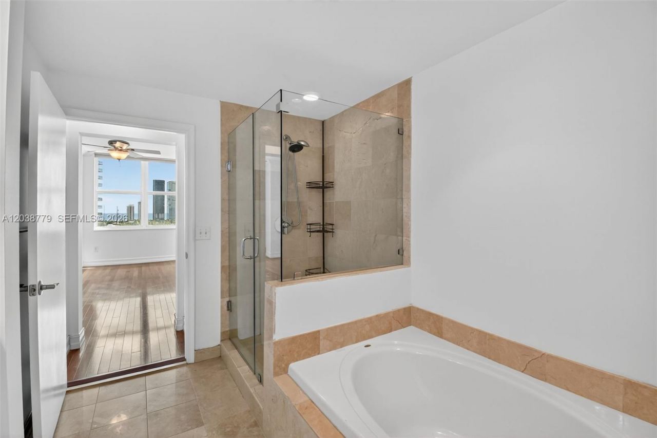 3330 NE 190th St , Unit 1611, Aventura, FL 33180 Photo