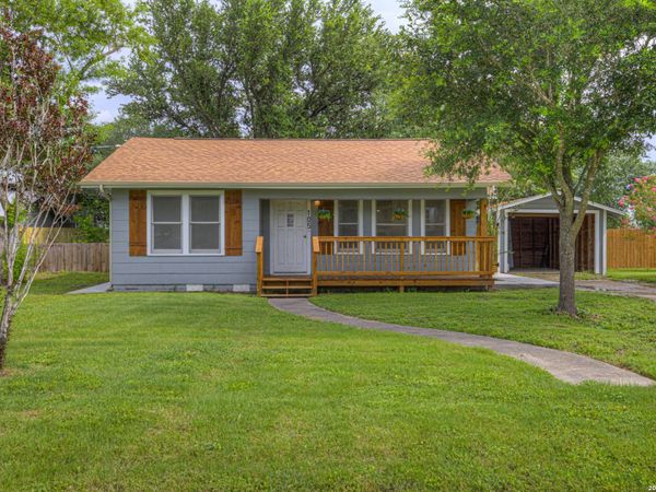 105 E Huebinger, Marion, TX 78124