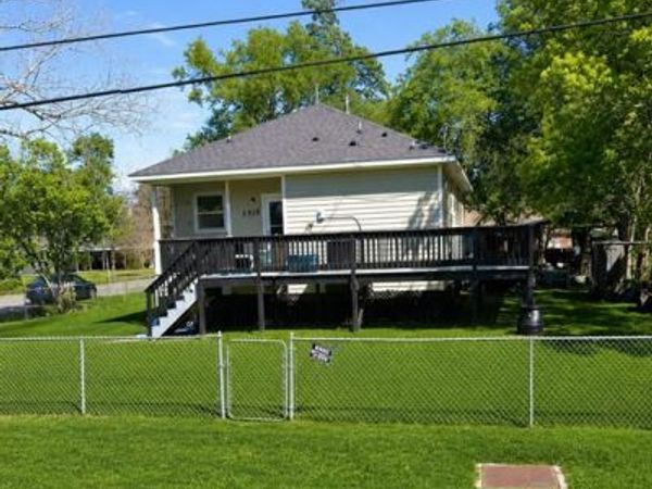 2918 South Avenue , West Orange, TX 77630
