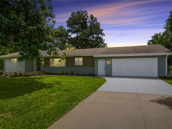 1033 Rolling Glen Drive , Marion, IA 52402