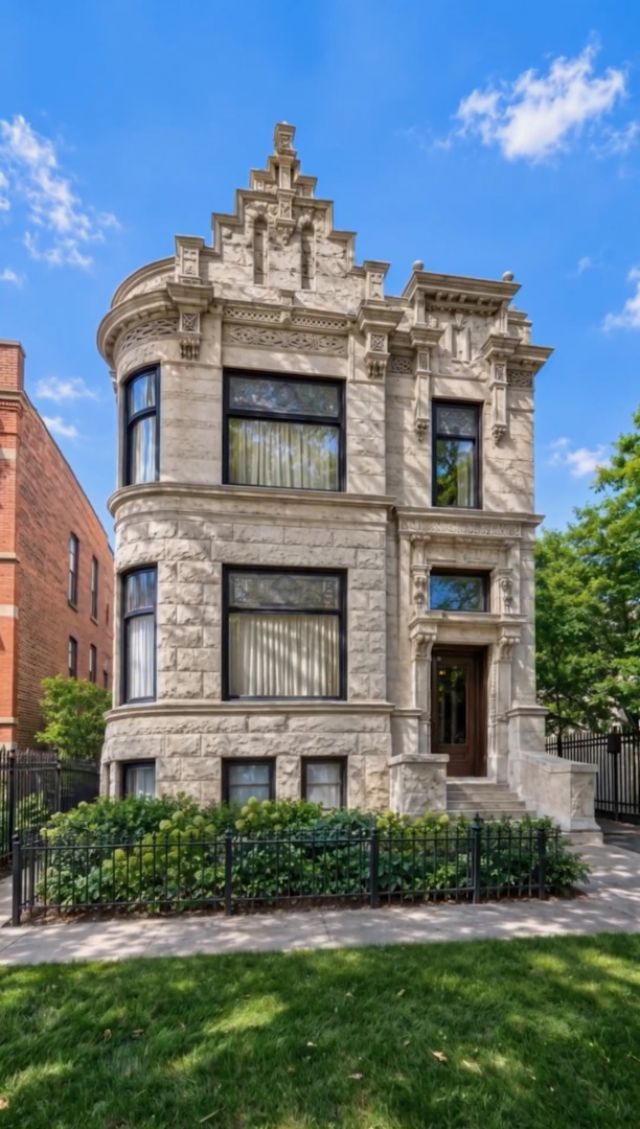 1652 N Leavitt Street, Chicago, IL 60647