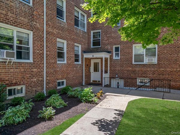 9 Edwards , Unit 1-F, Roslyn Heights, NY 11577