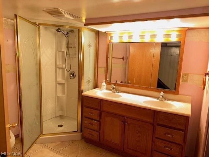 1061 Bell Court , Elyria, OH 44035 Photo 5