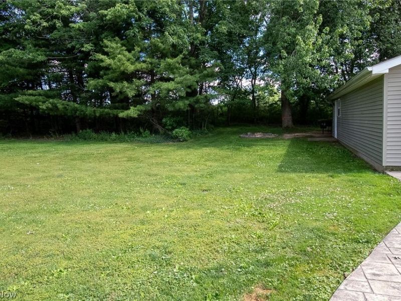 824 S Nearing Circle , Geneva, OH 44041 Photo 9