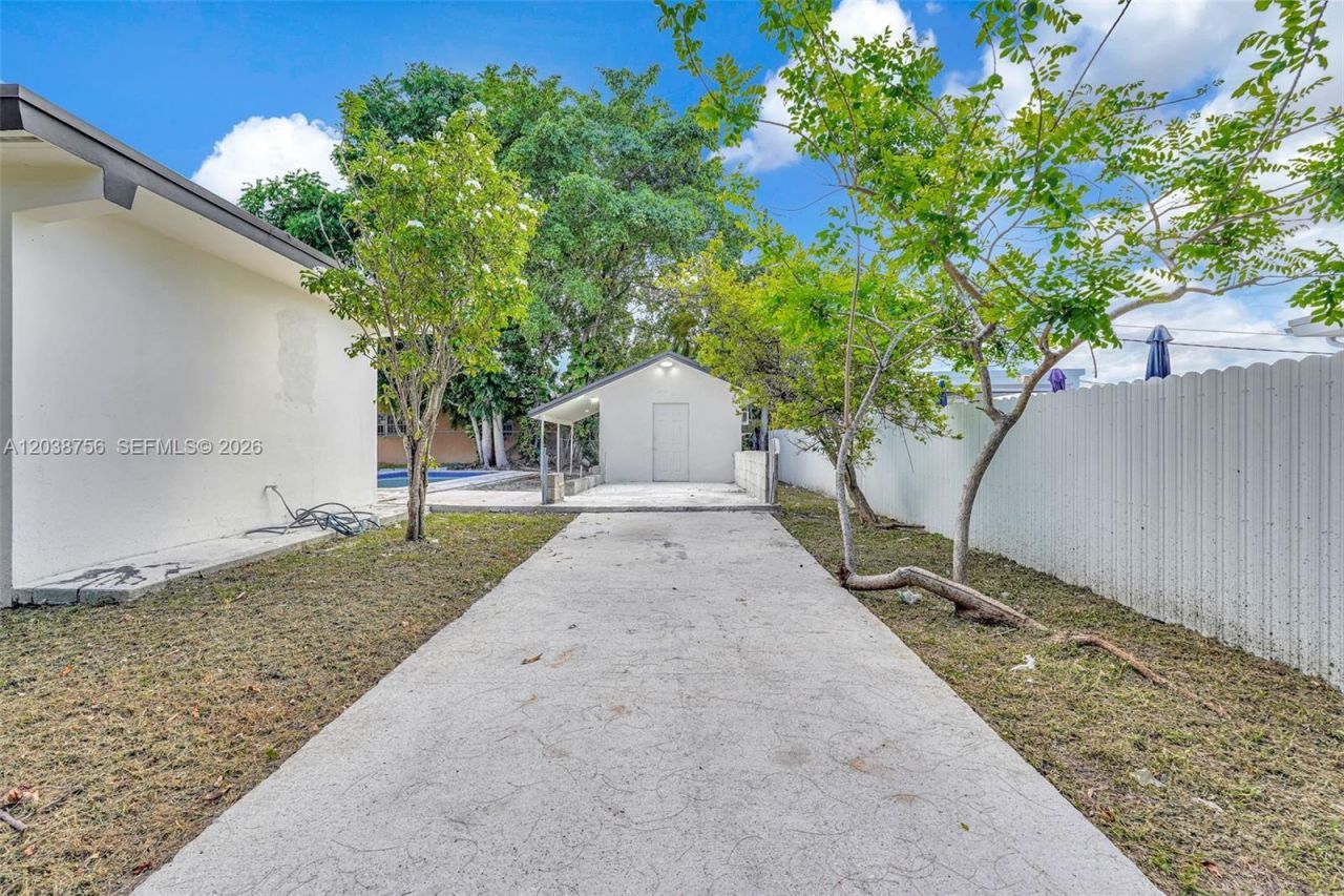 8201 SW 42nd St , Miami, FL 33155 Photo