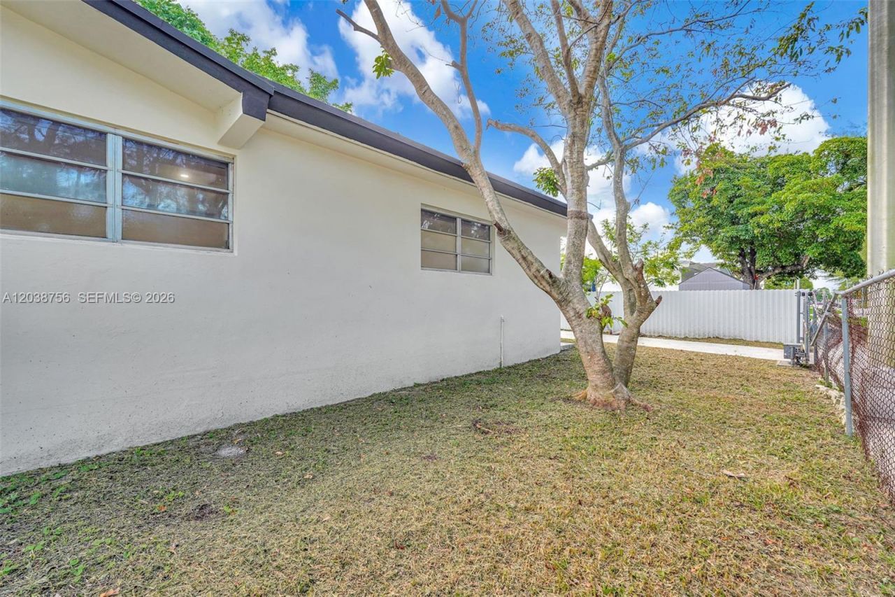 8201 SW 42nd St , Miami, FL 33155 Photo