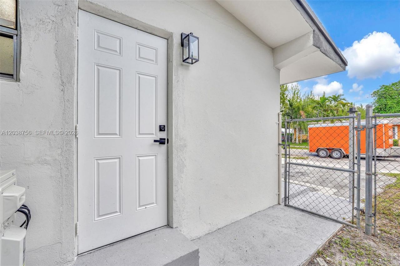 8201 SW 42nd St , Miami, FL 33155 Photo