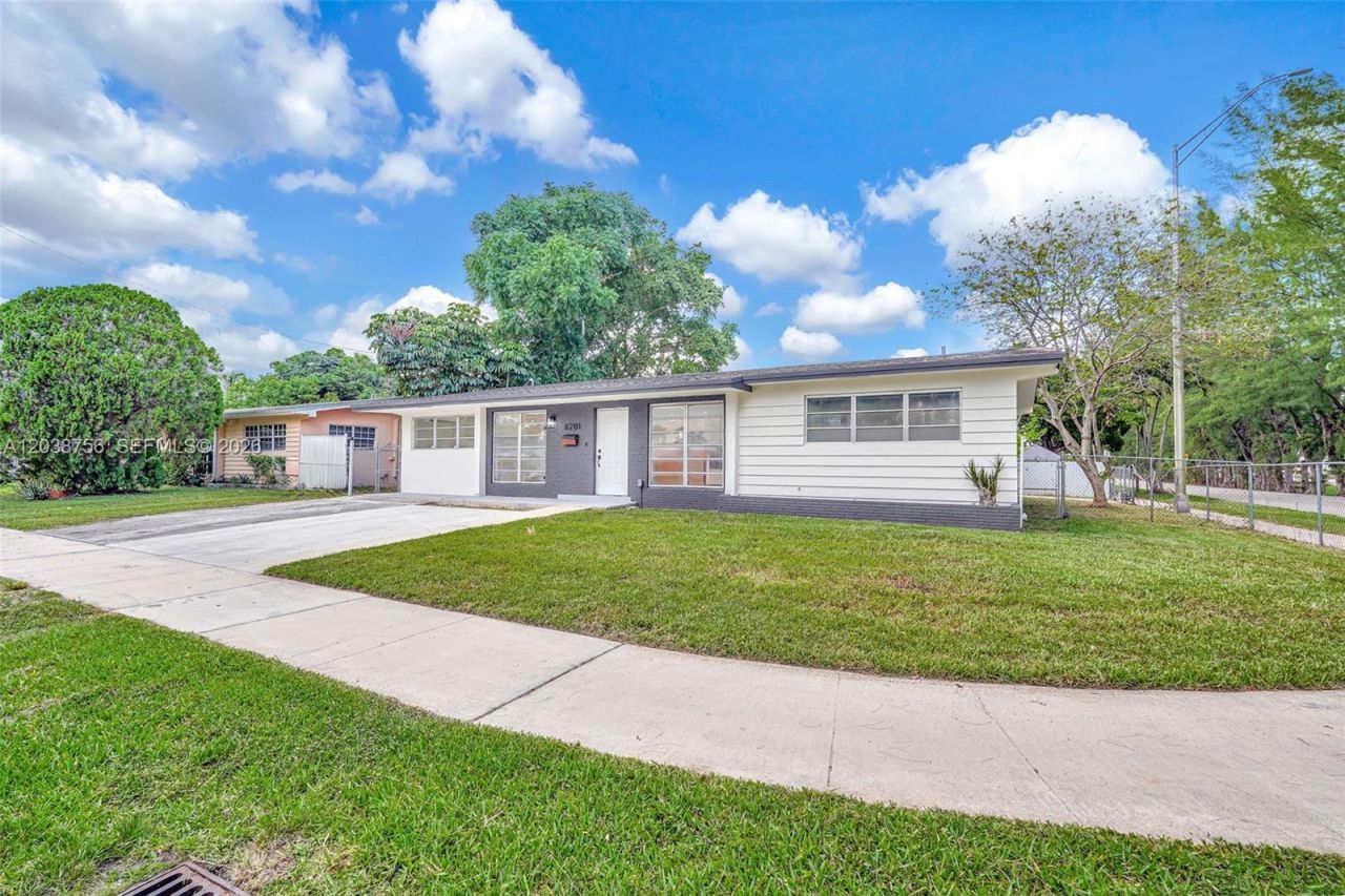 8201 SW 42nd St , Miami, FL 33155 Photo