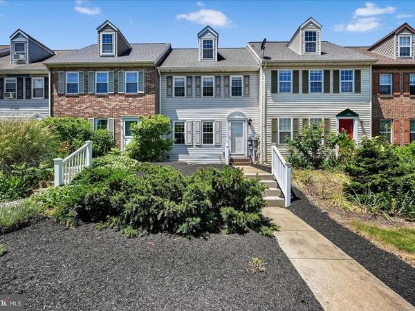 48 PENNWICK DRIVE , LITITZ, PA 17543