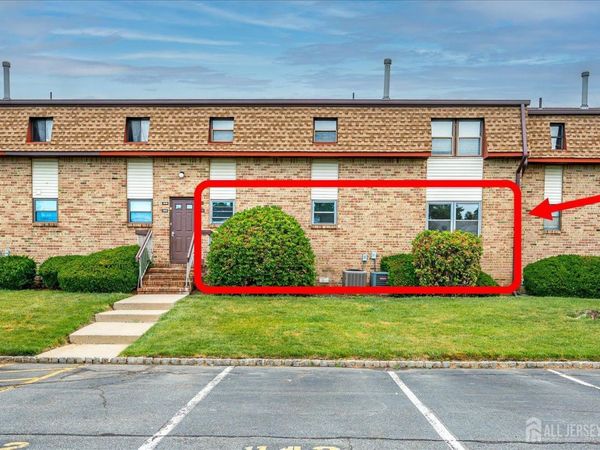 1213 N Oaks Boulevard N, North Brunswick, NJ 08902