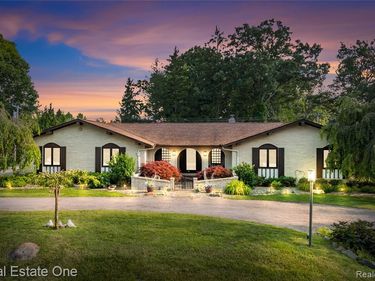 3133 Hartslock Woods Drive, West Bloomfield Twp, MI 48322