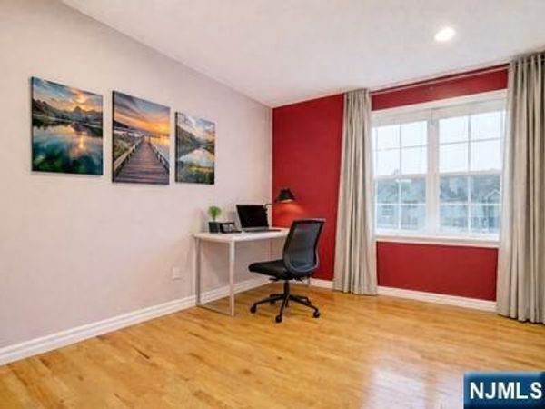 31 Edinburgh Court, EDISON, NJ 08820