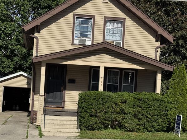 913 S 21st St, Manitowoc, WI 54220