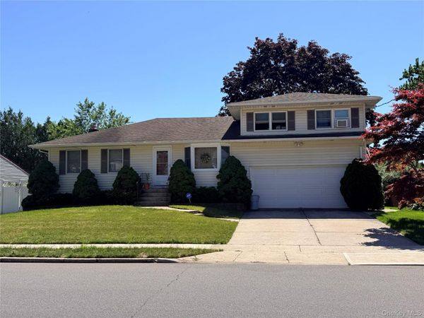 381 N Monroe Avenue , Lindenhurst, NY 11757