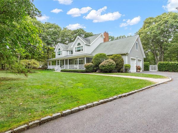 11 Stuart Court , Hampton Bays, NY 11946