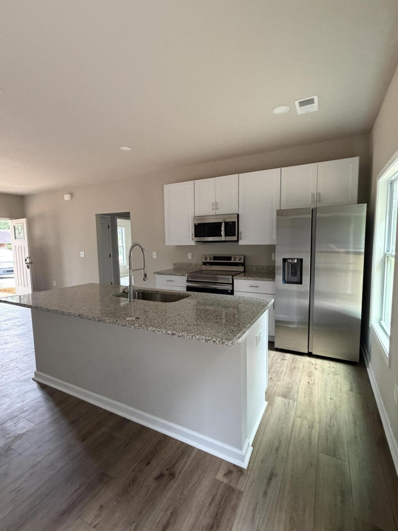1235 Sawyer Street Photo 4