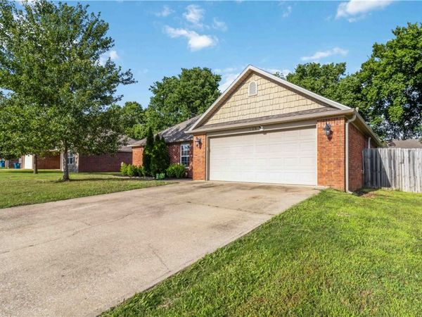108 Oakley Street , Pea Ridge, AR 72751