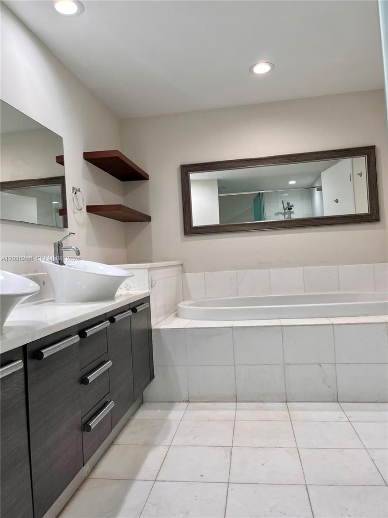 2950 NE 188th St , Unit 108, Aventura, FL 33180 Photo