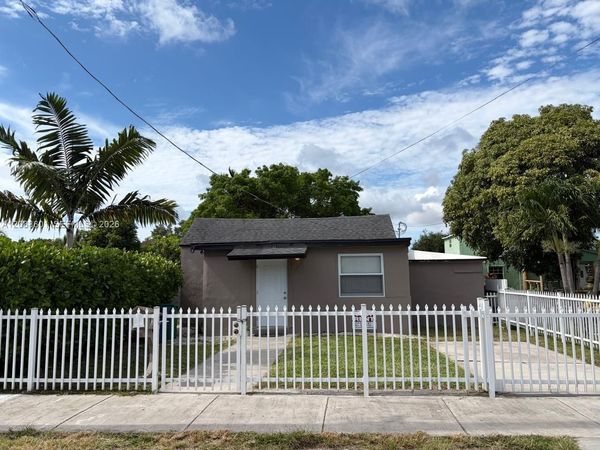 2154 NW 50th St , Miami, FL 33142