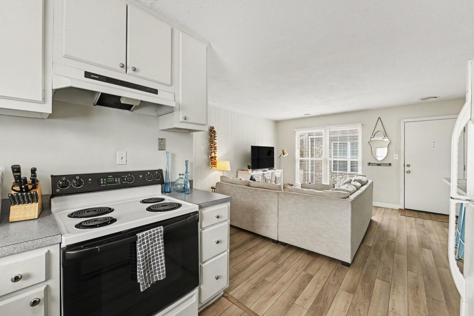 874 Colony Photo 6