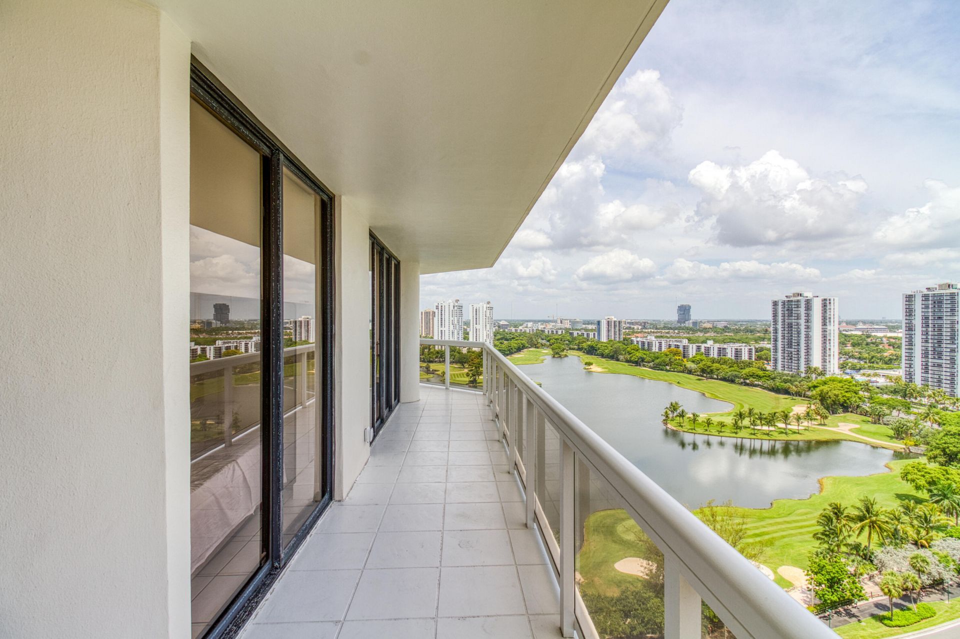 20185 E Country Club Drive, Unit 2006, Miami, FL 33180 Photo