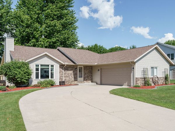 706 Woodbridge Trl, Watertown, WI 53094