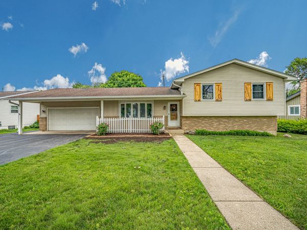58 Woodview Lane , Algonquin, IL 60102