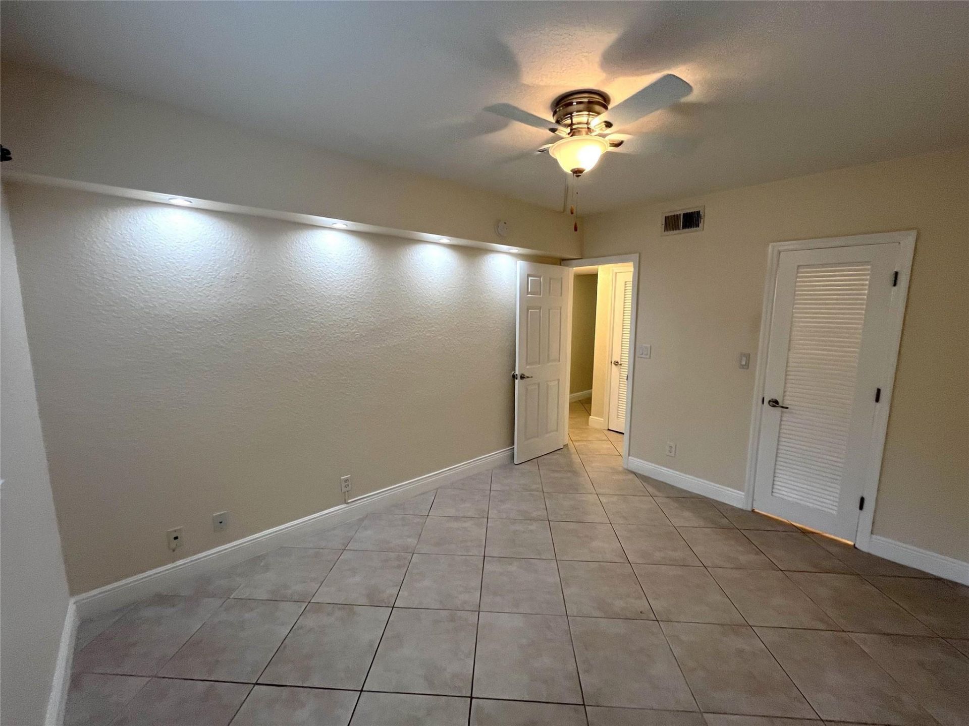 1460 NE 18th Street, Unit 104, Fort Lauderdale, FL 33305 Photo