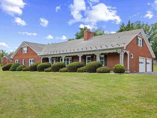 15 YORK AVE, STUARTS DRAFT, VA 24477
