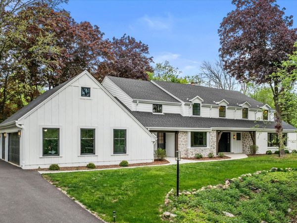 10525 N Fairway Ln, Mequon, WI 53092