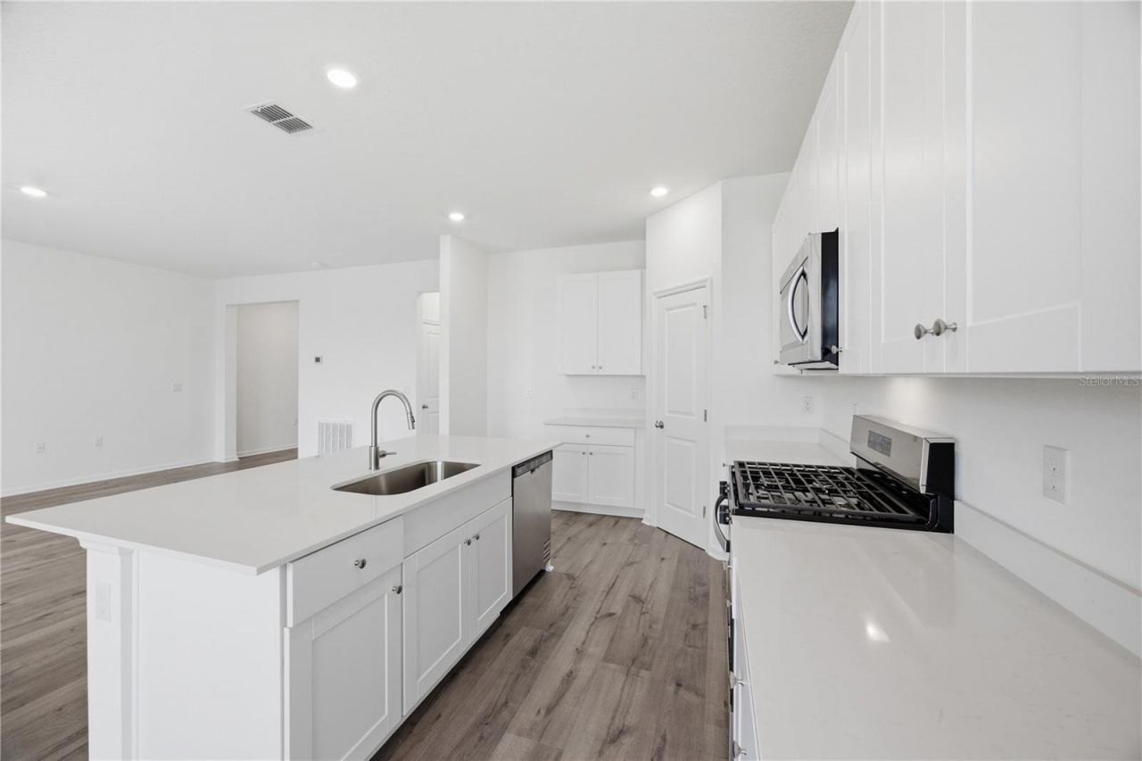 6209 Sanders Grove Circle, Okahumpka, FL 34762 Photo